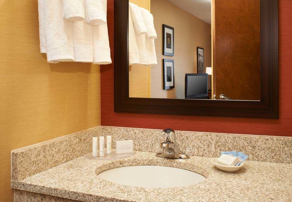 Готель Courtyard Milwaukee Downtown Екстер'єр фото