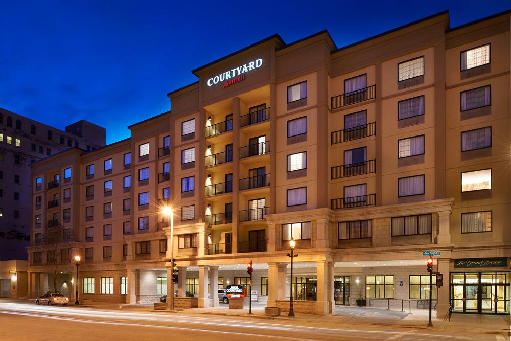Готель Courtyard Milwaukee Downtown Екстер'єр фото