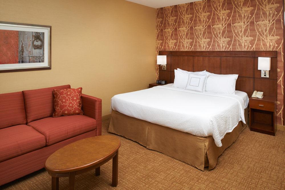 Готель Courtyard Milwaukee Downtown Екстер'єр фото