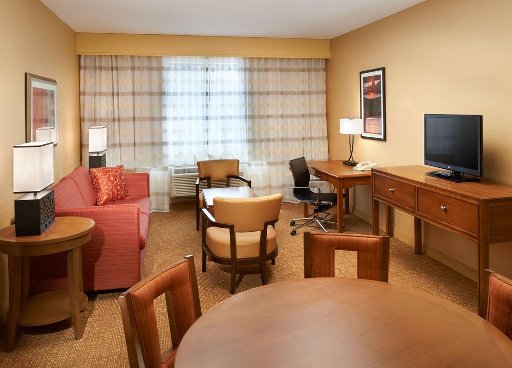 Готель Courtyard Milwaukee Downtown Екстер'єр фото