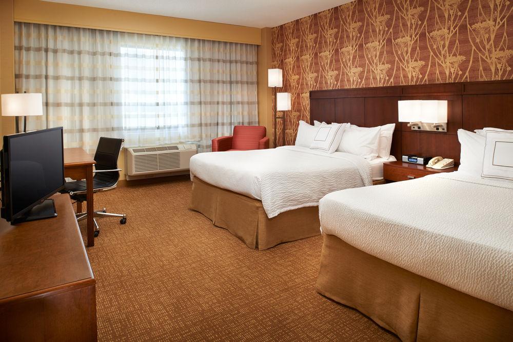 Готель Courtyard Milwaukee Downtown Екстер'єр фото
