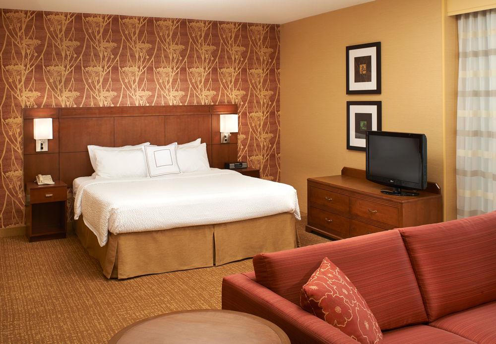 Готель Courtyard Milwaukee Downtown Екстер'єр фото