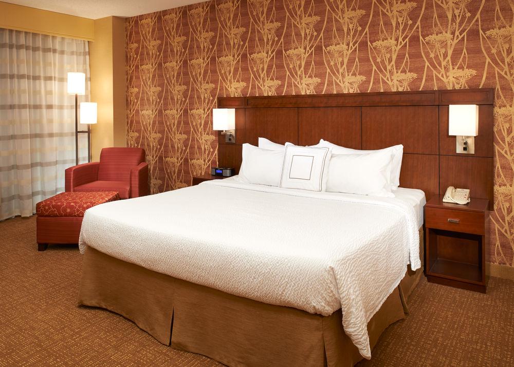 Готель Courtyard Milwaukee Downtown Екстер'єр фото