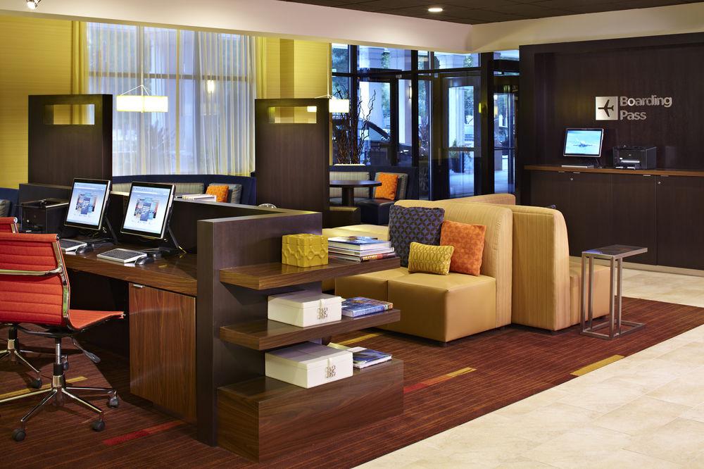 Готель Courtyard Milwaukee Downtown Екстер'єр фото