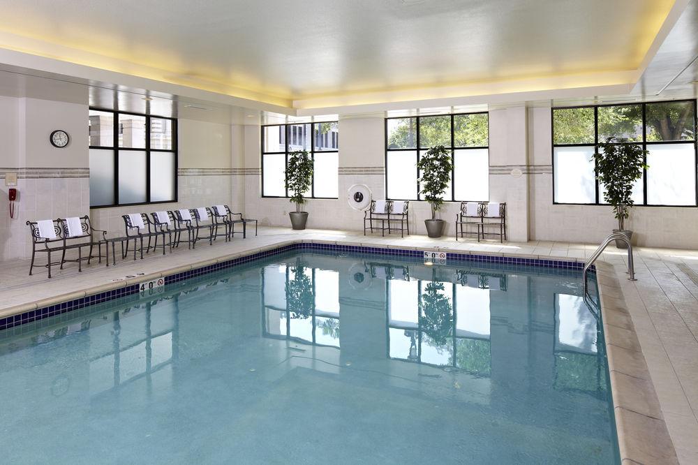 Готель Courtyard Milwaukee Downtown Екстер'єр фото
