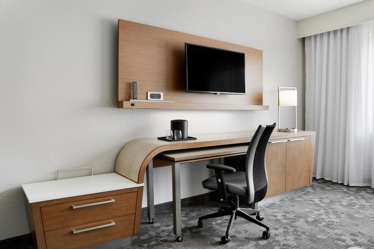 Готель Courtyard Milwaukee Downtown Екстер'єр фото
