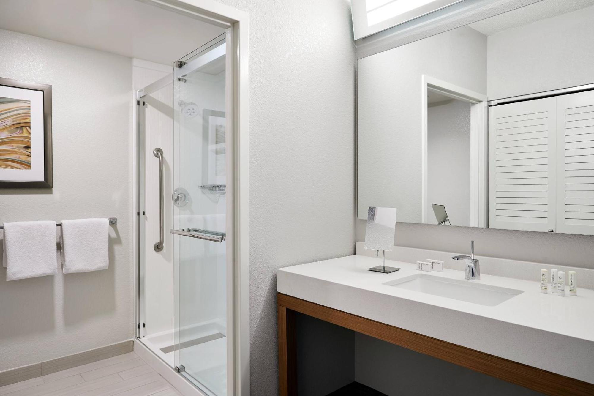 Готель Courtyard Milwaukee Downtown Екстер'єр фото