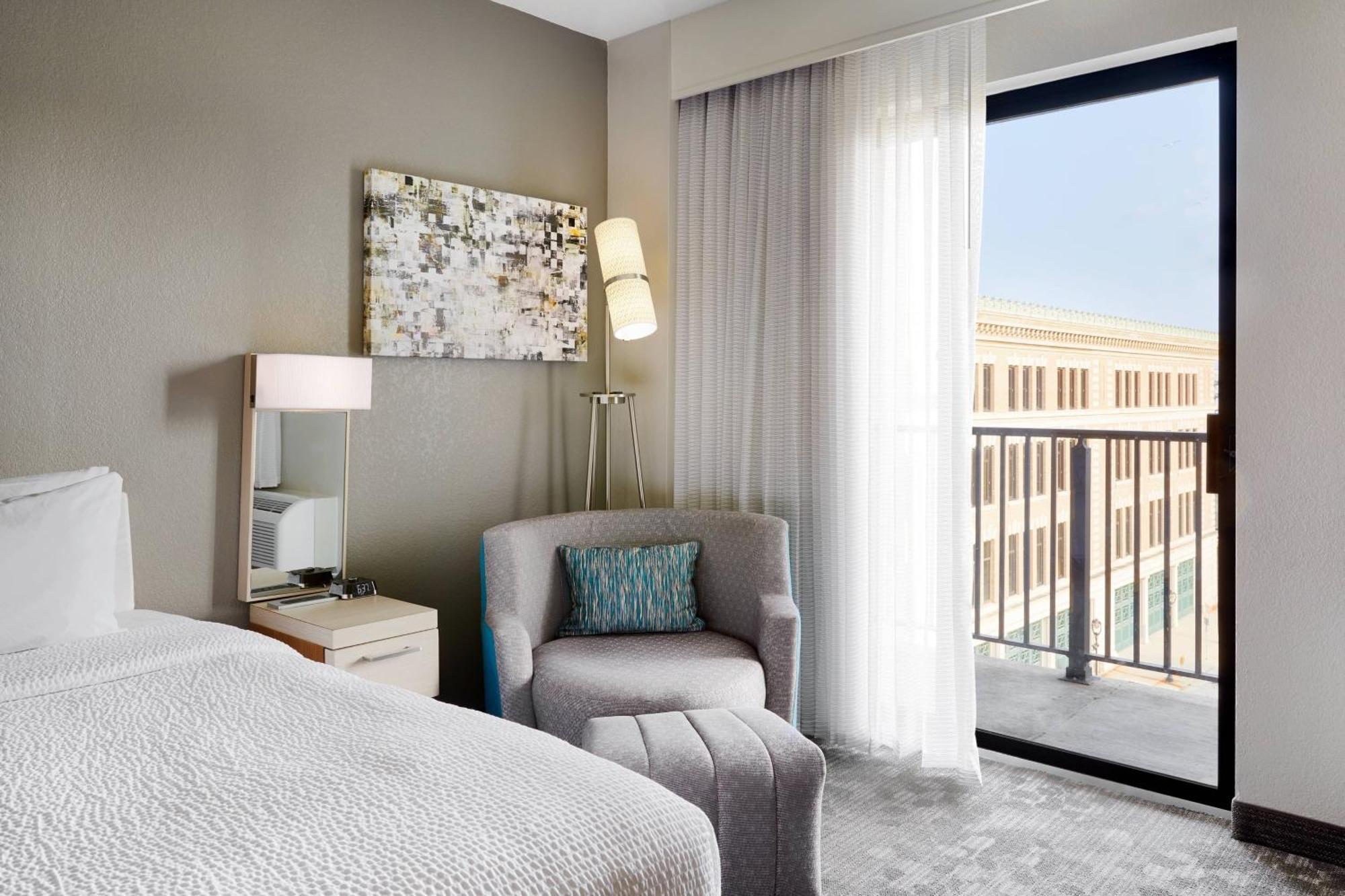 Готель Courtyard Milwaukee Downtown Екстер'єр фото