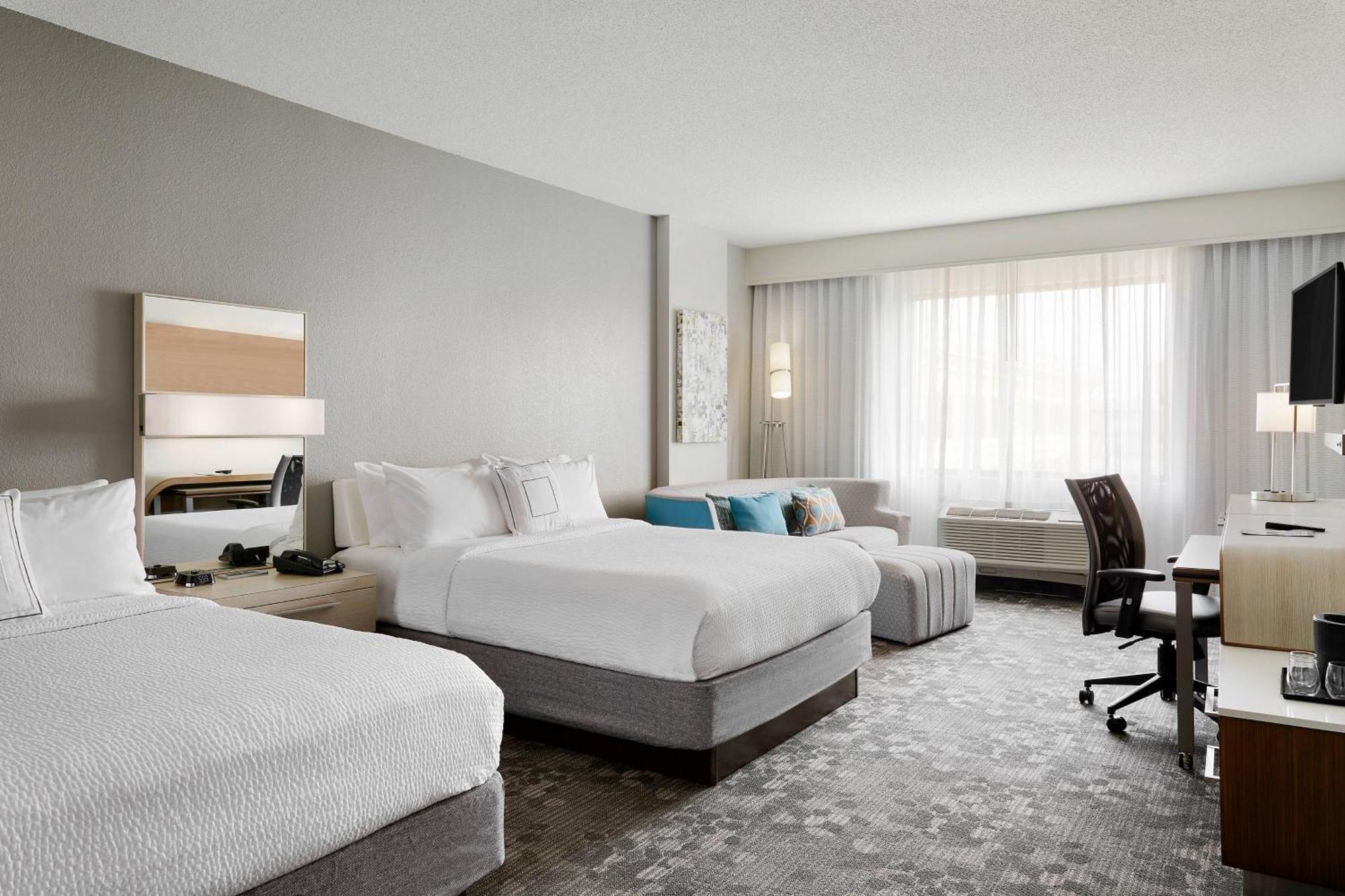 Готель Courtyard Milwaukee Downtown Екстер'єр фото
