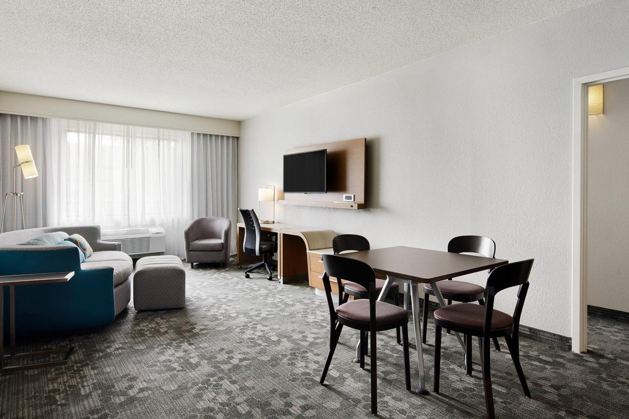 Готель Courtyard Milwaukee Downtown Екстер'єр фото
