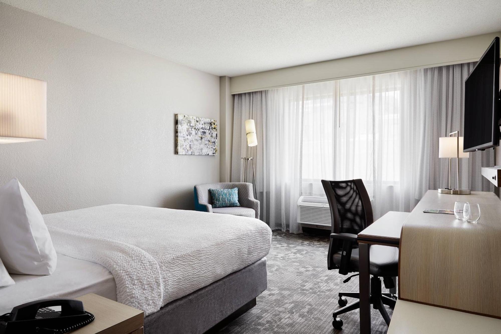 Готель Courtyard Milwaukee Downtown Екстер'єр фото