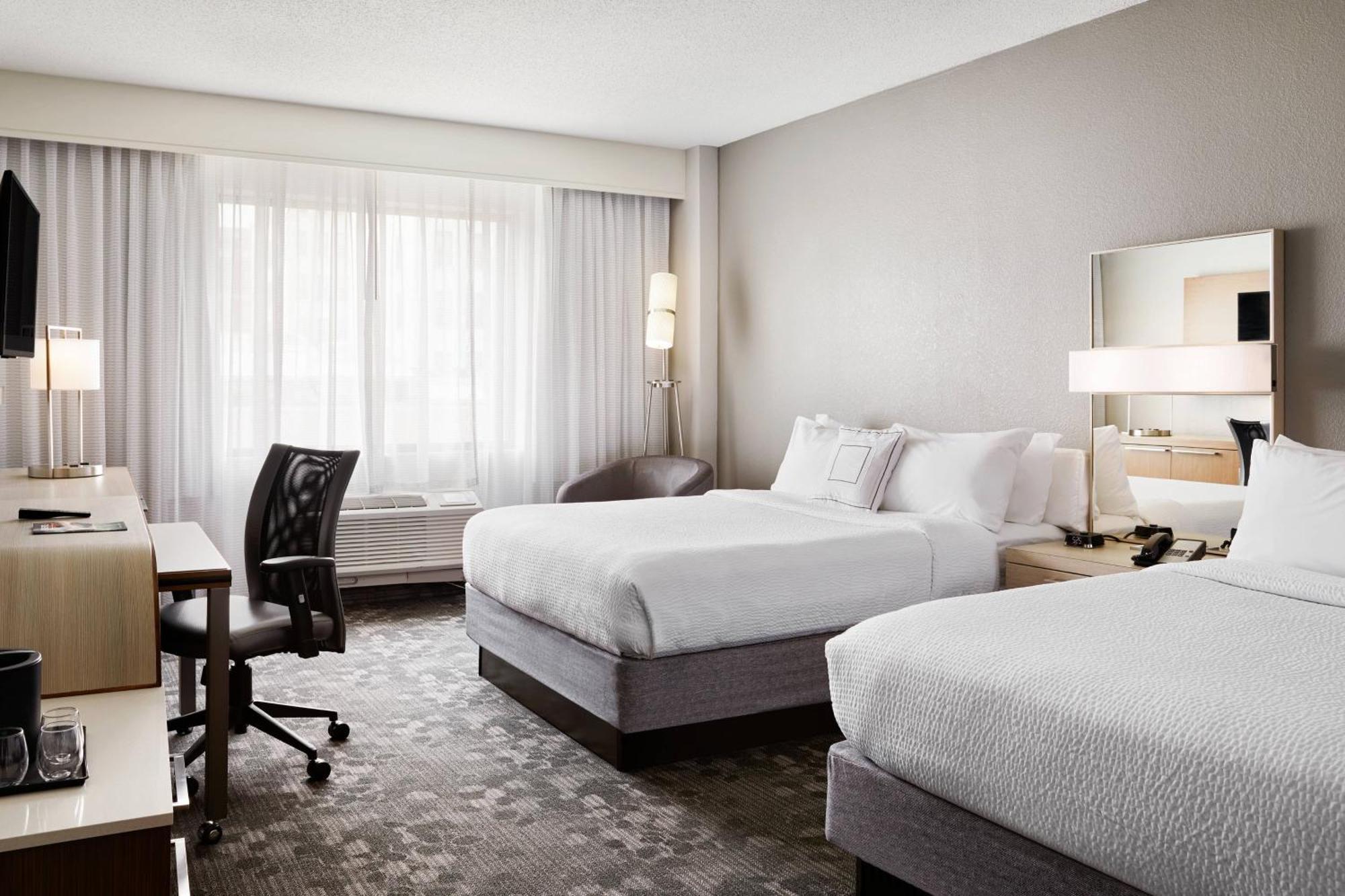 Готель Courtyard Milwaukee Downtown Екстер'єр фото