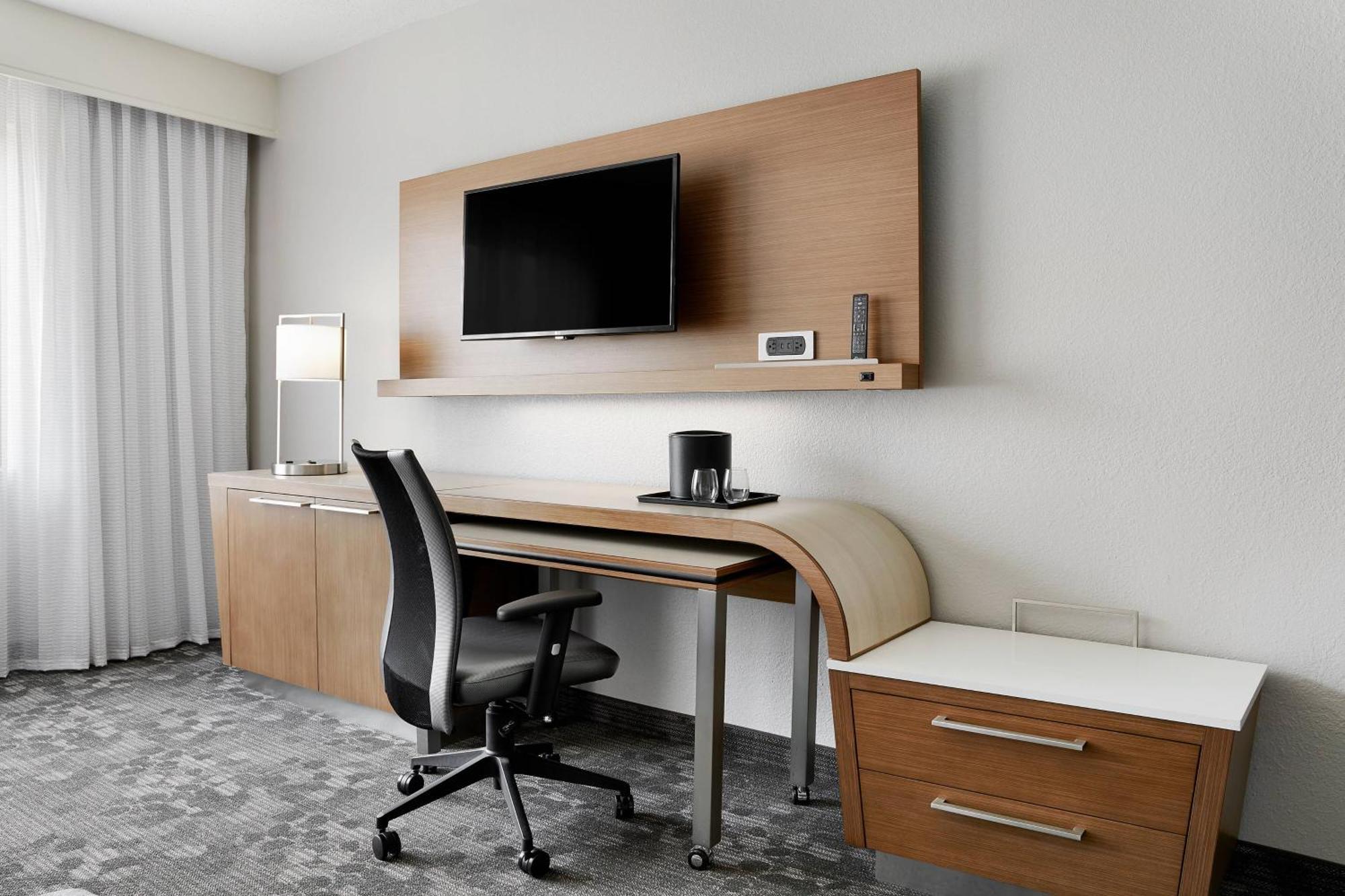 Готель Courtyard Milwaukee Downtown Екстер'єр фото