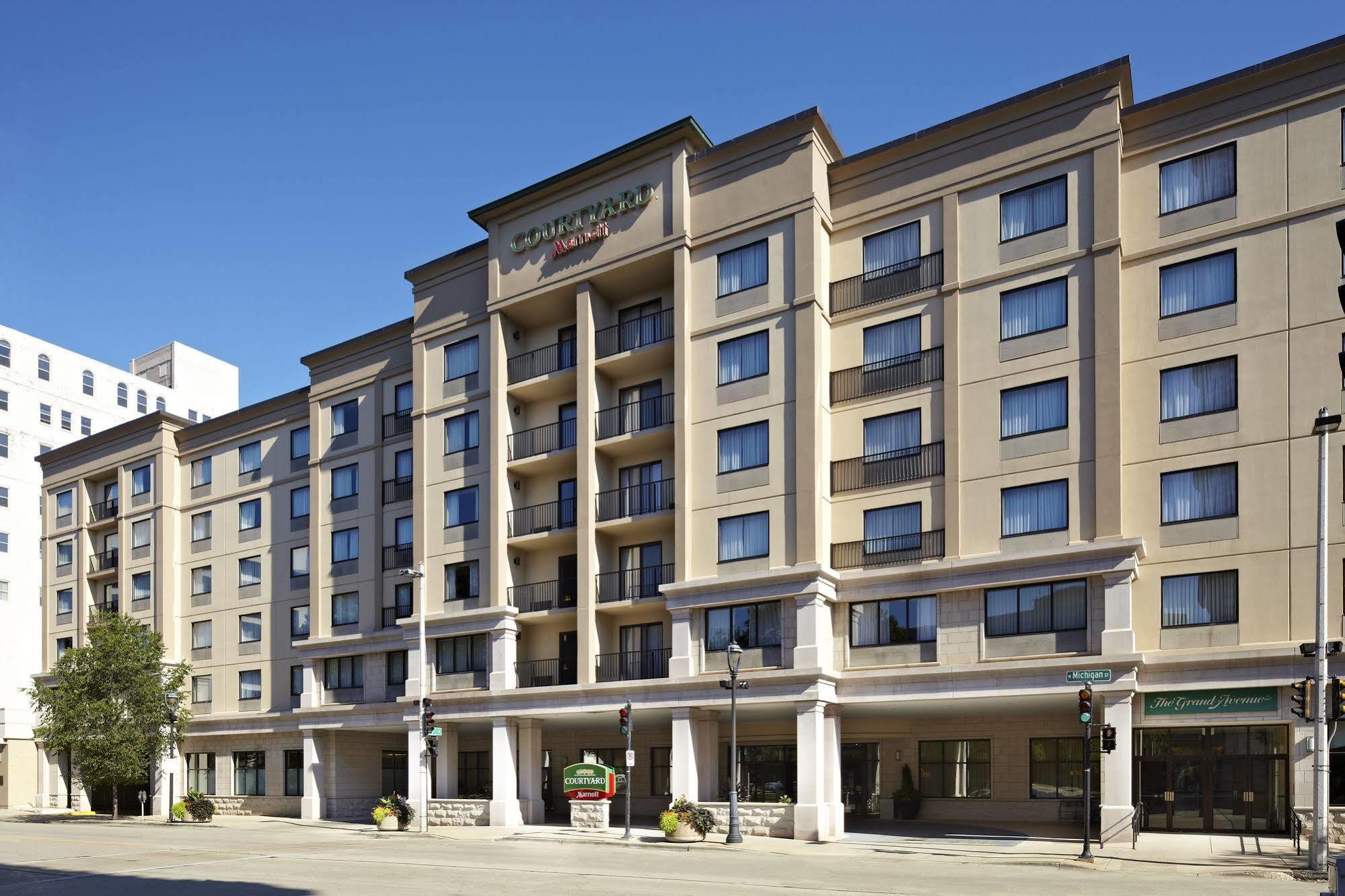 Готель Courtyard Milwaukee Downtown Екстер'єр фото