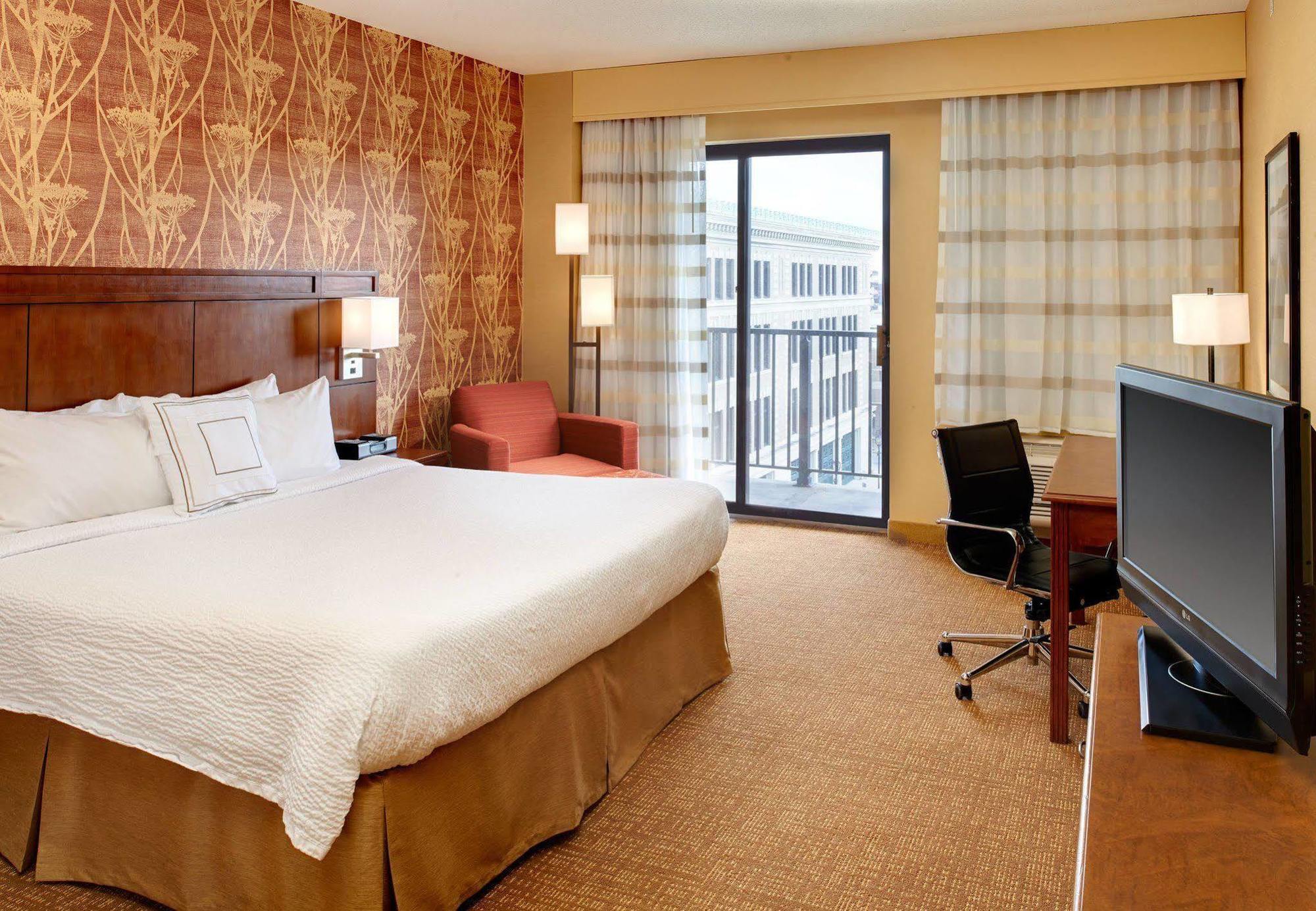 Готель Courtyard Milwaukee Downtown Екстер'єр фото