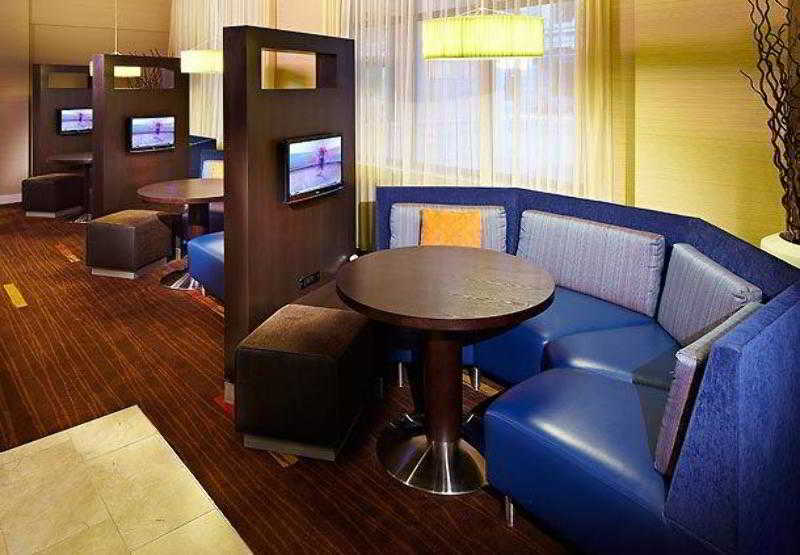 Готель Courtyard Milwaukee Downtown Екстер'єр фото